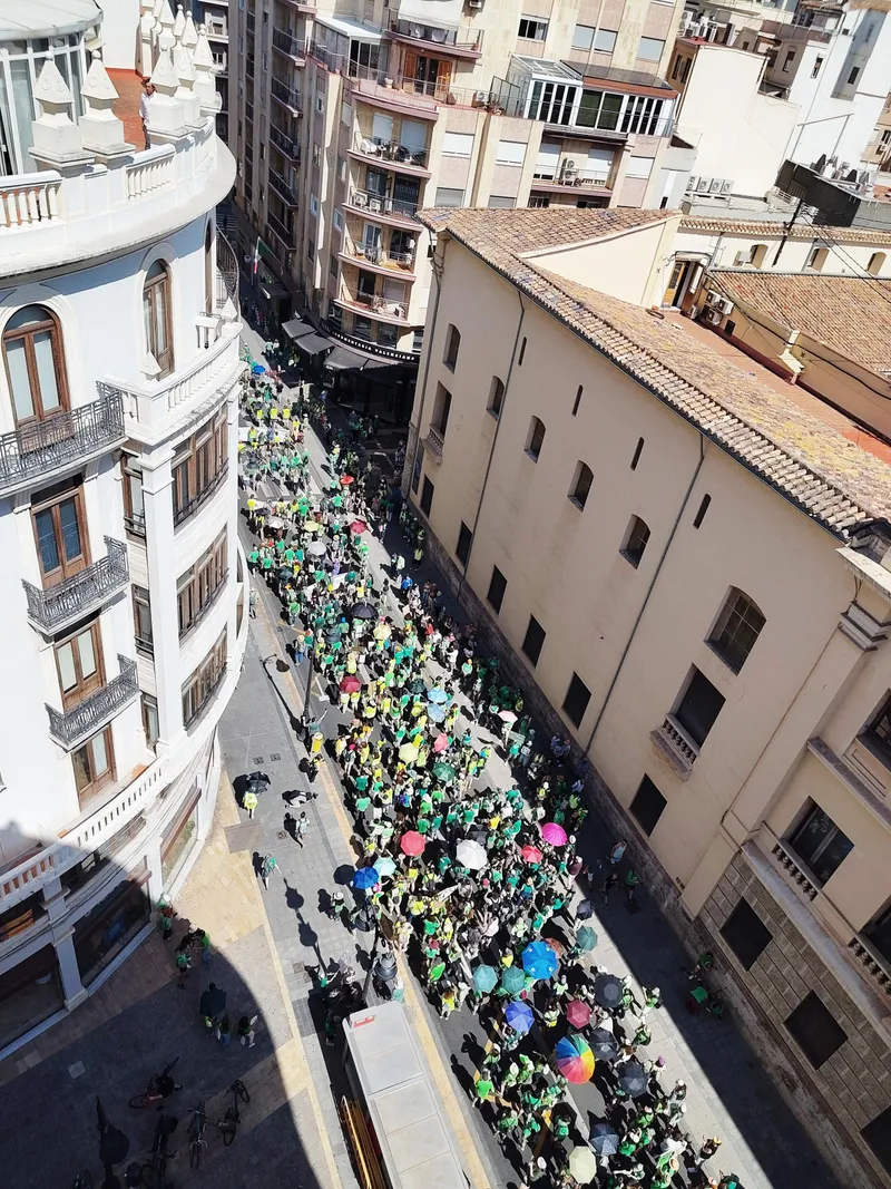Molta gent fent una manifestació per a exigir més recursos per als mestres dels col·legis públics.