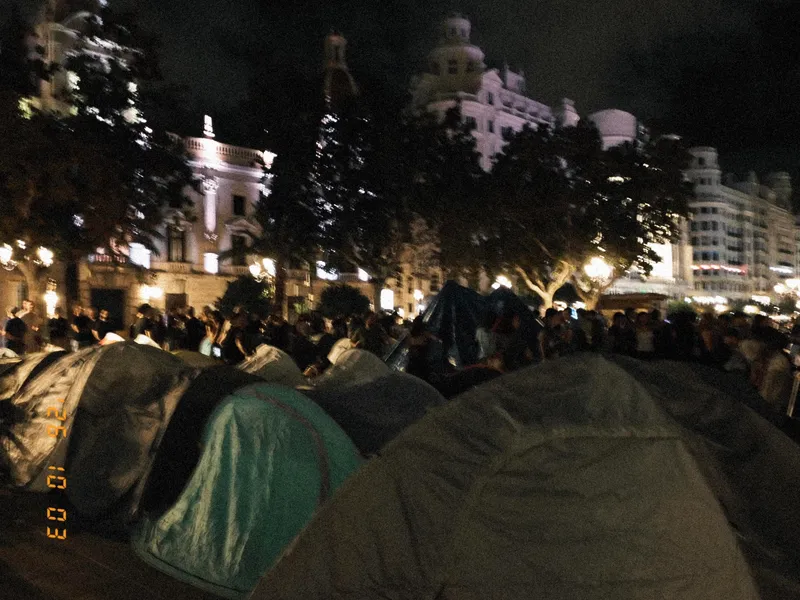 Un grup de persones muntant tendes davant de l’Ajuntament per protestar per la falta d’habitatge assequible.